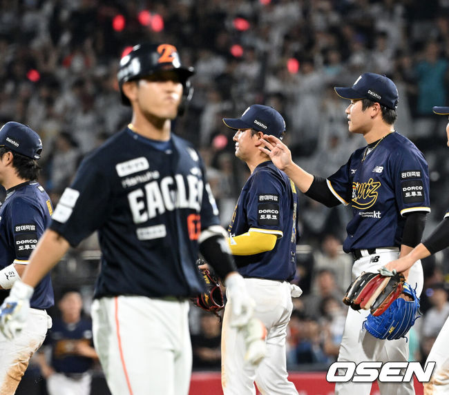 [OSEN=수원, 이대선 기자] KT는 31일 수원 KT 위즈파크에서 열린 2026 신한 SOL KBO리그 한화와의 경기에서 5-3으로 승리했다. 경기 종료 후 KT 박영현이 동료들과 환호하고 있다. 외야플라이의 아쉬움 삼키는 한화 박정현. 2026.07.31 /sunday@osen.co.kr