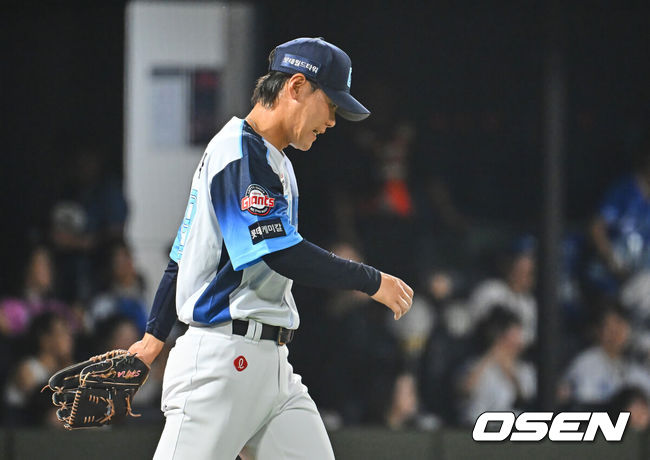[OSEN=부산, 이석우 기자] 31일 부산 사직야구장에서 2026 신한 SOL KBO 리그 롯데 자이언츠와 삼성 라이온즈의 경기가 열렸다. 홈팀 롯데는 김진욱이, 방문팀 삼성은 원태인이 선발 출전했다.롯데 자이언츠 이이무라가 6회초 역전을 허용하고 아ㅜ시워하고 있다. 2026.07.31 / foto0307@osen.co.kr