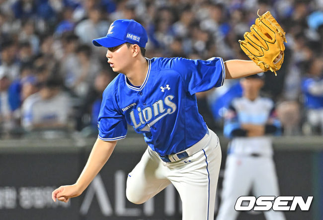 [OSEN=부산, 이석우 기자] 31일 부산 사직야구장에서 2026 신한 SOL KBO 리그 롯데 자이언츠와 삼성 라이온즈의 경기가 열렸다. 홈팀 롯데는 김진욱이, 방문팀 삼성은 원태인이 선발 출전했다.삼성 라이온즈 장찬희가 역투하고 있다. 2026.07.31 / foto0307@osen.co.kr