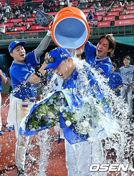 [OSEN=부산, 이석우 기자] 31일 부산 사직야구장에서 2026 신한 SOL KBO 리그 롯데 자이언츠와 삼성 라이온즈의 경기가 열렸다. 홈팀 롯데는 김진욱이, 방문팀 삼성은 원태인이 선발 출전했다.삼성 라이온즈 박진만 감독이 300승을 달성하고 선수들의 축하 물세례를 받고 있다. 2026.07.31 / foto0307@osen.co.kr