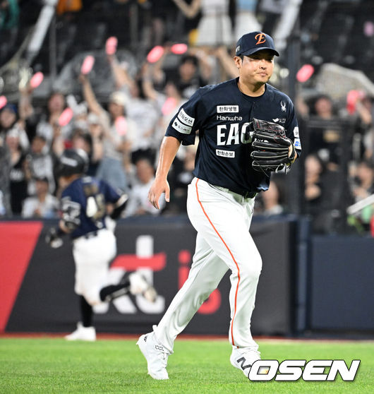 [OSEN=수원, 이대선 기자] 31일 수원 KT위즈파크에서 2026 신한 SOL KBO리그 KT 위즈와 한화 이글스의 경기가 열렸다.이날 KT는 소형준, 한화는 류현진을 선발로 내세웠다.6회말 1사 2,3루에서 한화 이형범이 KT 한승택에게 우중간 2타점 적시타를 허용하고 있다. 2026.07.31 /sunday@osen.co.kr