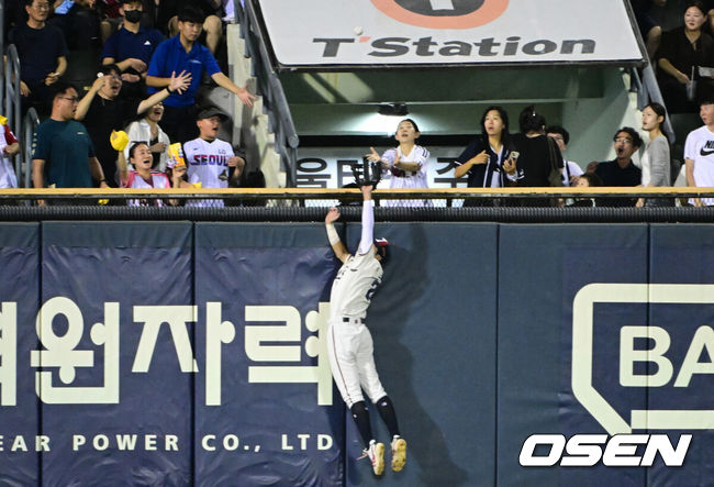 [OSEN=잠실, 조은정 기자]1일 서울 잠실야구장에서 2026 신한 SOL KBO리그 두산 베어스와 LG 트윈스의 경기가 열렸다.이날 두산은 곽빈, LG는 카라스코를 선발로 내세웠다. 9회초 2사에서 두산 좌익수 김민석이 LG 오지환의 타구에 슈퍼캐치를 선보이고 있다. 2026.08.01 /cej@osen.co.kr