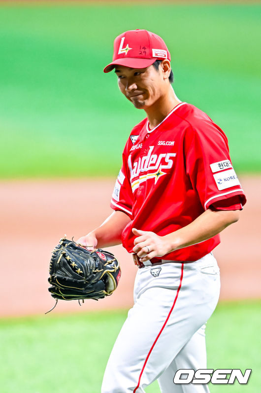 [OSEN=고척, 민경훈 기자] 1일 오후 서울 고척스카이돔에서 2026 신한 SOL KBO리그 키움 히어로즈와 SSG 랜더스의 경기가 열렸다.이날 키움은 김윤하, SSG은 타케다를 선발로 내세웠다.1회를 마친 SSG 선발 타케다가 엄지척을 하며 기뻐하고 있다. 2026.08.01 / rumi@osen.co.kr