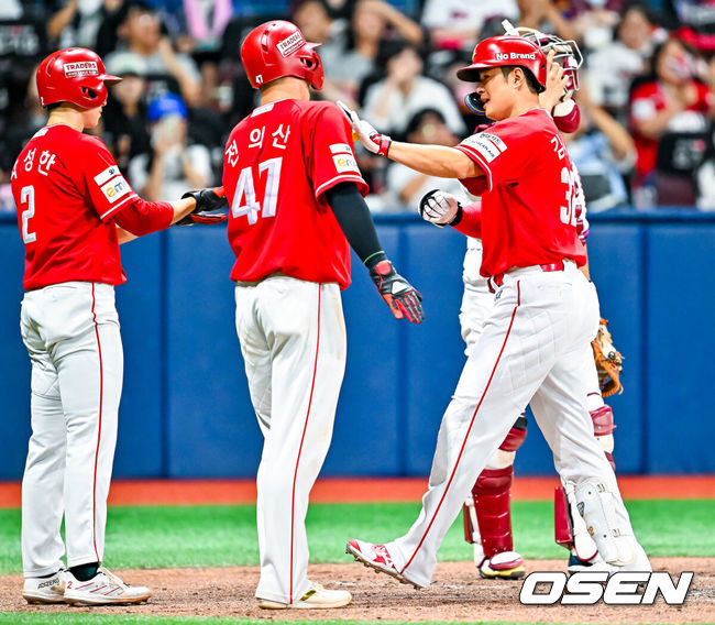 [OSEN=고척, 민경훈 기자] 1일 오후 서울 고척스카이돔에서 2026 신한 SOL KBO리그 키움 히어로즈와 SSG 랜더스의 경기가 열렸다.이날 키움은 김윤하, SSG은 타케다를 선발로 내세웠다.5회초 1사 주자 1,2루 SSG 김재환이 우중월 스리런 홈런을 때린 후 홈을 밟으며 기뻐하고 있다. 2026.08.01 / rumi@osen.co.kr