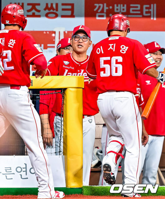 [OSEN=고척, 민경훈 기자] 1일 오후 서울 고척스카이돔에서 2026 신한 SOL KBO리그 키움 히어로즈와 SSG 랜더스의 경기가 열렸다.이날 키움은 김윤하, SSG은 타케다를 선발로 내세웠다.4회초 무사 주자 1루 SSG 이지영이 좌월 투런 홈런을 때린 후 덕아웃에서 이숭용 감독과 하이파이브를 하고 있다. 2026.08.01 / rumi@osen.co.kr