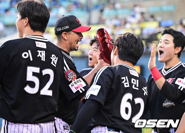 [OSEN=잠실, 조은정 기자]1일 서울 잠실야구장에서 2026 신한 SOL KBO리그 두산 베어스와 LG 트윈스의 경기가 열렸다.이날 두산은 곽빈, LG는 카라스코를 선발로 내세웠다. 6회말을 무실점으로 막아낸 LG 카라스코가 더그아웃으로 향하며 기뻐하고 있다. 2026.08.01 /cej@osen.co.kr
