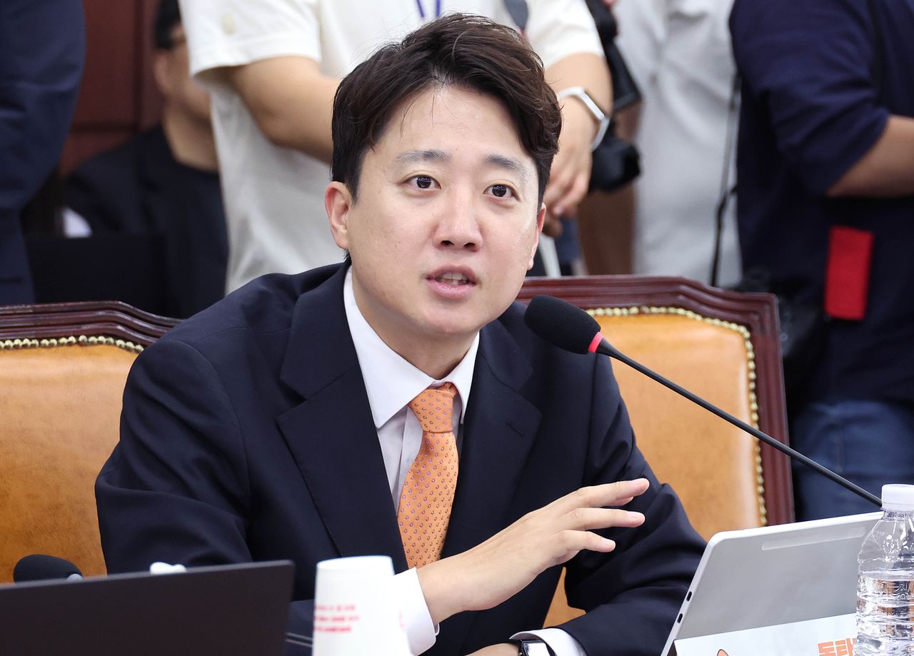 이준석 개혁신당 대표가 지난 1일 국회에서 열린 투표용지부족사태등국민참정권침해진상규명및선거관리개혁을위한국정조사특별위원회에서 발언하고 있다. 임현동 기자