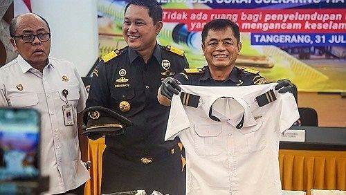말레이시아 조종사 마약 밀수 사건 증거물 공개하는 인도네시아 세관 당국. AFP=연합뉴스