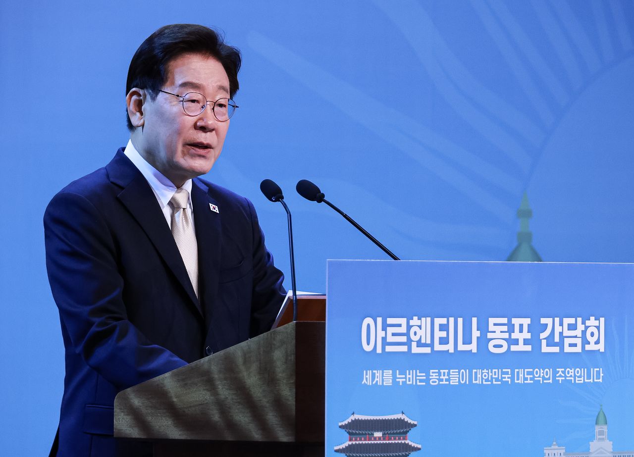 이재명 대통령이 31일(현지시간) 아르헨티나 부에노스아이레스 한 호텔에서 열린 동포 만찬간담회에서 발언을 하고 있다. 뉴스1