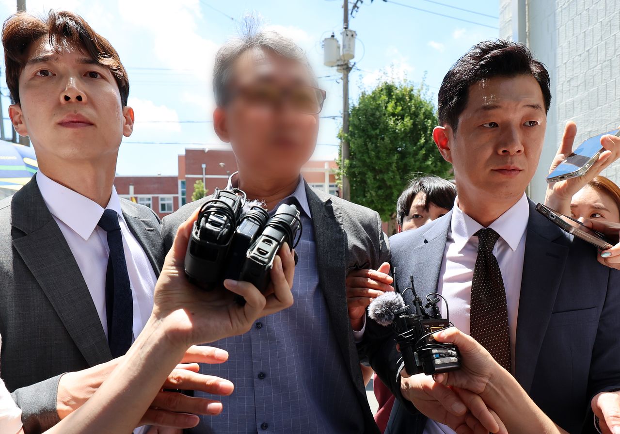장윤기 사건 수사 과정에서 부당한 영향력을 행사한 혐의를 받는 광주 광산경찰서 전 형사과장 A 경정이 31일 전남광주통합특별시 동구 광주지방법원에서 구속 전 피의자 심문(영장실질심사)을 마치고 기자의 질문에 답하고 있다. 연합뉴스