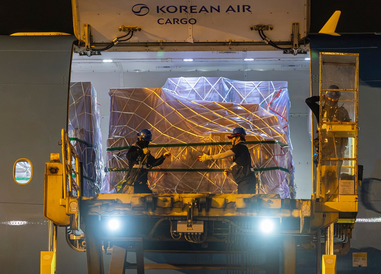 지난 30일 인천국제공항 대한항공 화물터미널에서 관계자들이 삼성전자와 SK하이닉스의 반도체를 홍콩으로 향하는 항공기에 탑재하고 있다. 공동취재