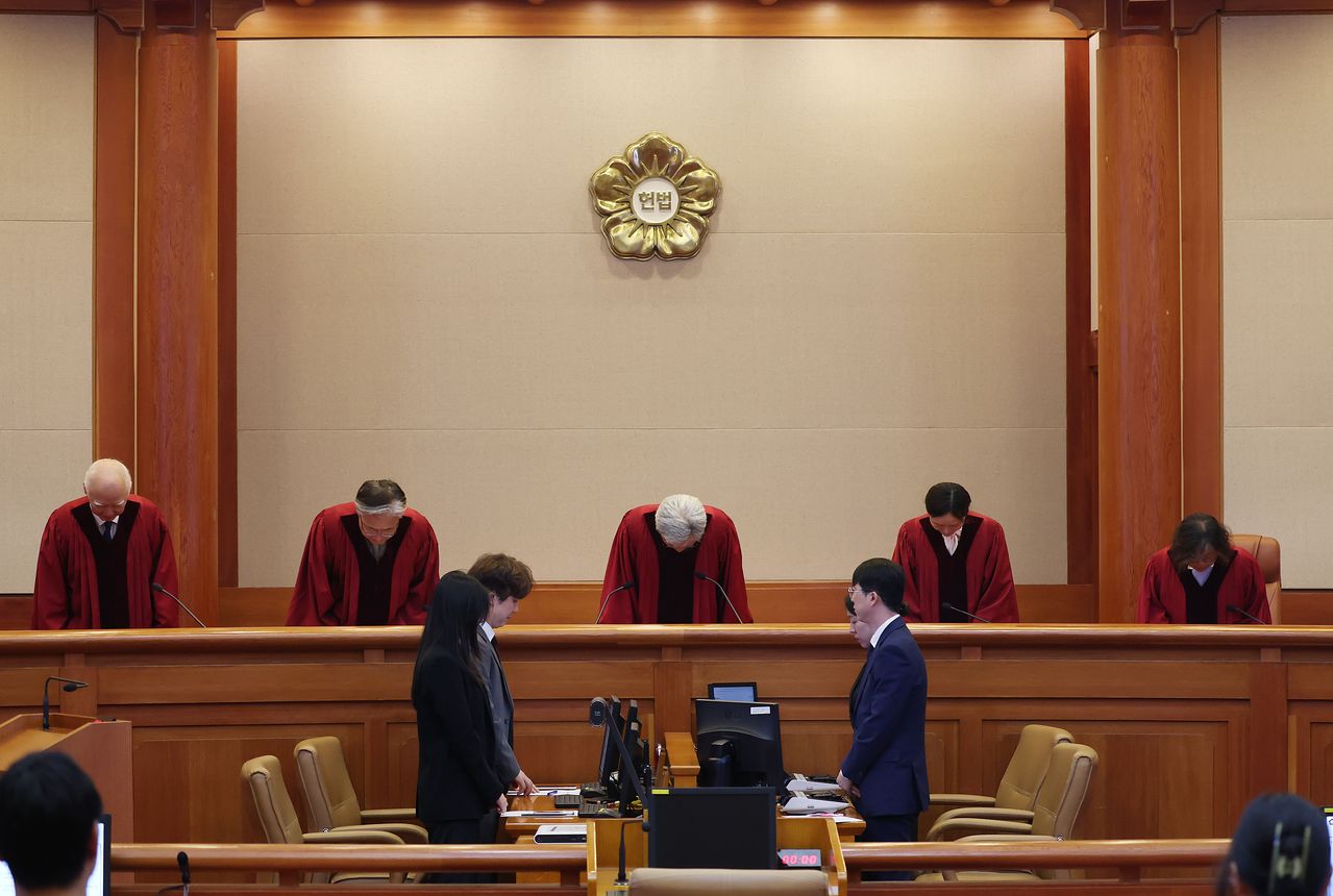 지난달 23일 서울 종로구 헌법재판소 심판정에서 열린 '조작기소 국정조사 계획서 강행처리' 권한쟁의 사건 등의 선고를 위해 김상환 헌법재판소장을 비롯한 헌법재판관들이 입장, 인사를 하고 있다. 연합뉴스