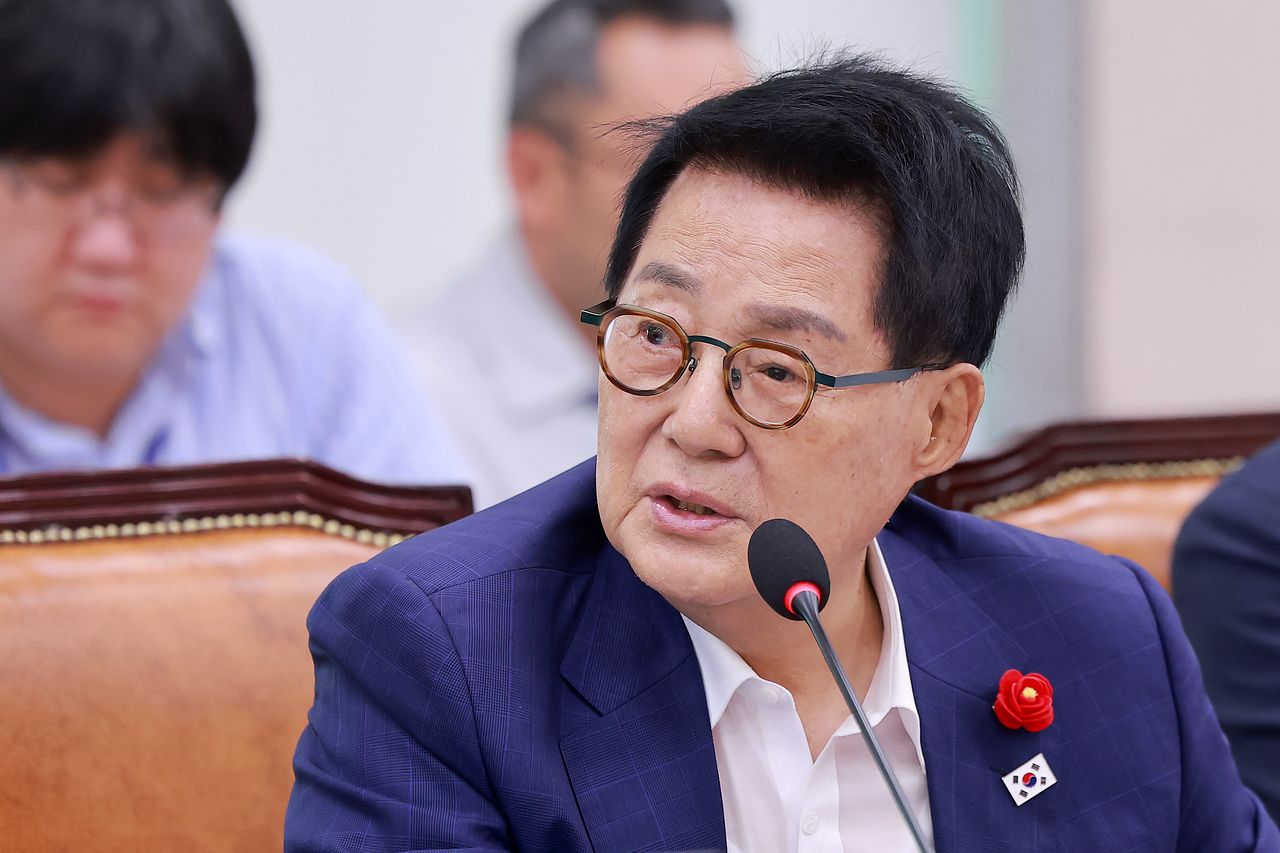 지난 15일 국회에서 열린 법제사법위원회 전체회의에서 더불어민주당 박지원 의원이 질의하고 있다. 연합뉴스