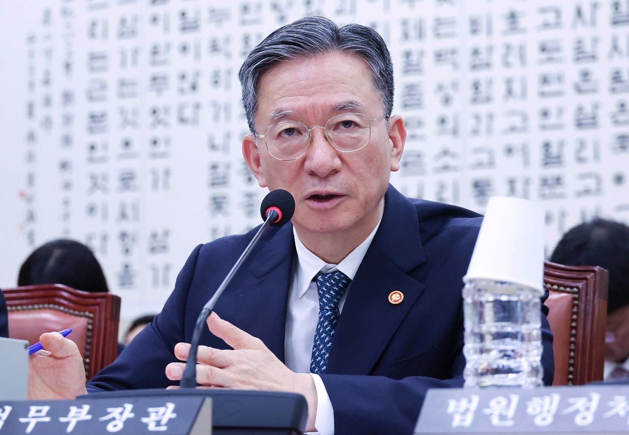정성호 법무부장관이 지난 27일 국회에서 열린 법제사법위원회 전체회의에서 의원들의 질의에 답하고 있다. 임현동기자
