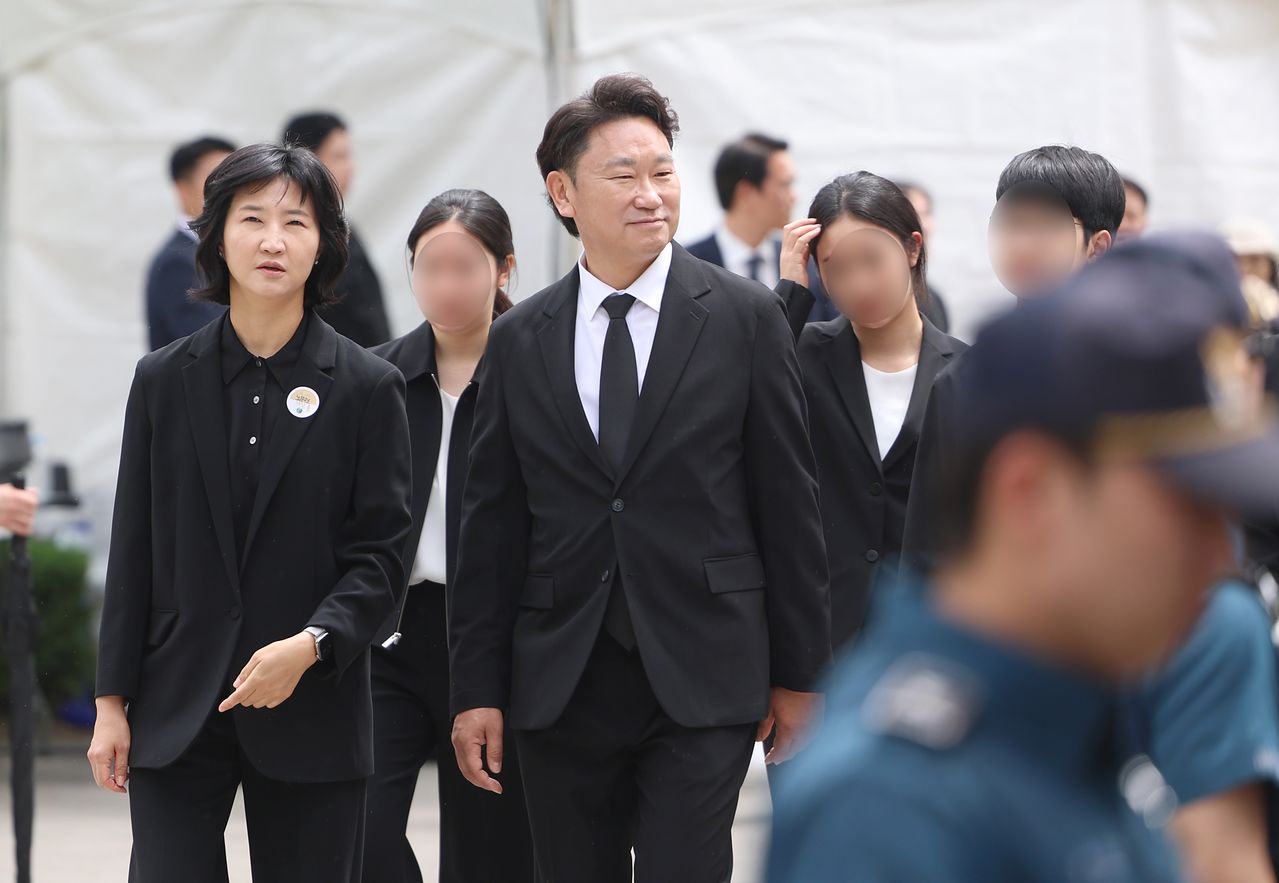 고 노무현 전 대통령 딸 노정연씨(왼쪽)와 사위 곽상언 더불어민주당 의원이 지난 5월 23일 오후 경남 김해시 진영읍 봉하마을에서 열린 고 노무현 전 대통령 17주기 추도식에 참석하고 있다. 뉴스1