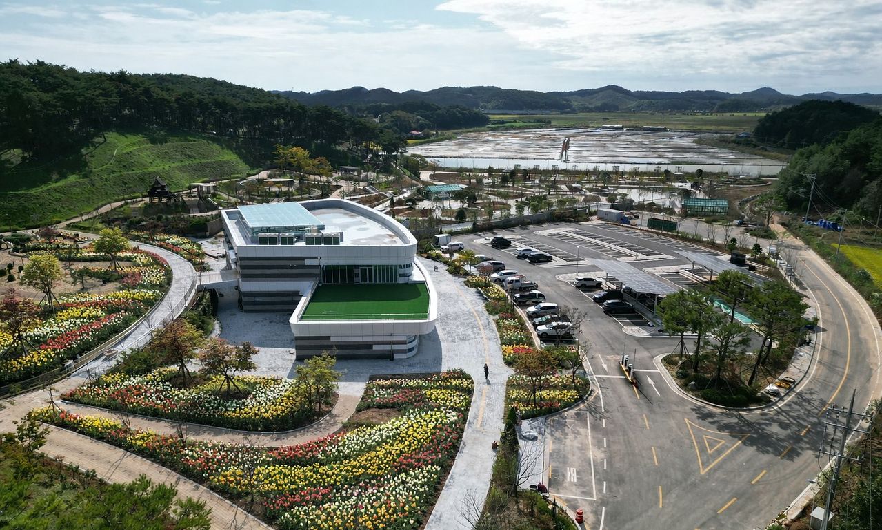 충남 서해안의 대표적 관광 명소인 태안군 안면도에 자연의 아름다움과 치유 기능을 동시에 담아낸 체류형 힐링 공간 '안면도 지방정원'이 지난 6월 정식으로 개장했다. [사진 충남도]