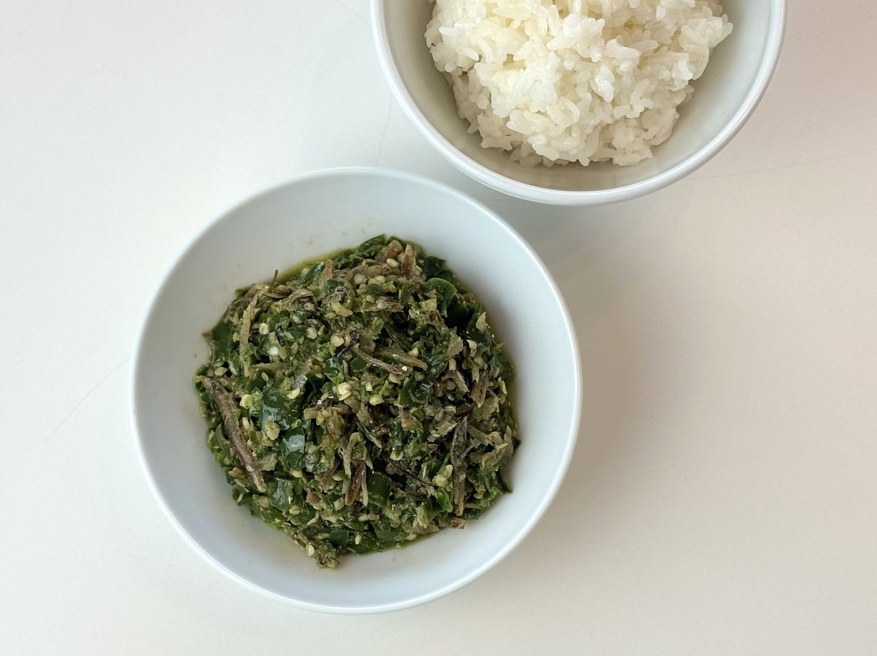 그대로 흰밥에 올려 먹어도 밋있고, 넉넉하게 만들어 두면 칼국수나 비빔양념 등 활용도가 높은 고추다짐장. 사진 이정웅