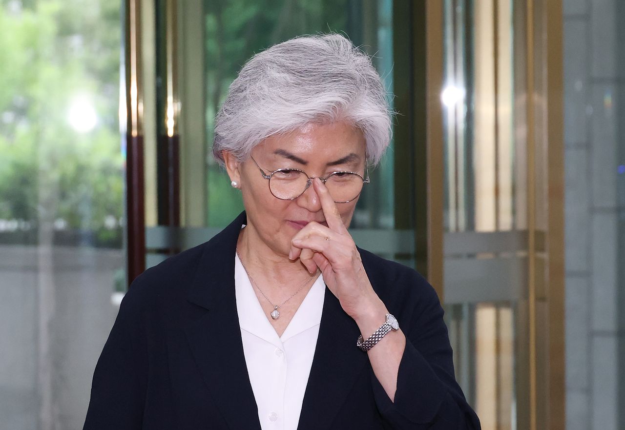 조현 외교부 장관의 지시에 따라 일시귀국한 강경화 주미대사가 지난달 15일 종로구 조 장관과의 면담을 위해 외교부 청사로 들어가고 있다. 연합뉴스