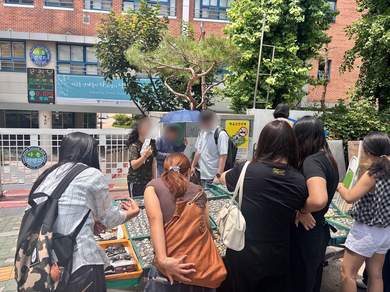 27일 오후 서울 종로구 동묘역앞 벼룩시장에서 젊은 방문객들이 고물 시계를 구경하고 있다. 곽주영 기자