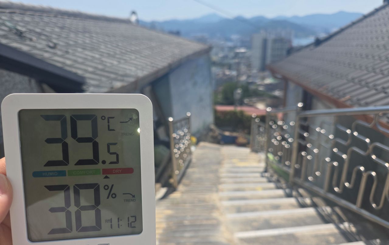 2일 오전 11시께 경남 창원시 마산합포구 성호동 꼬부랑길 벽화마을 일원 온도가 39.5를 보이고 있다. 달동네로 알려진 이 마을에는 가파른 비탈길을 따라 주택들이 들어서 있다. 이곳에 사는 고령의 주민들은 비용 부담에 냉방시설을 마음껏 돌리지 못한 채 폭염을 견디고 있었다. 연합뉴스