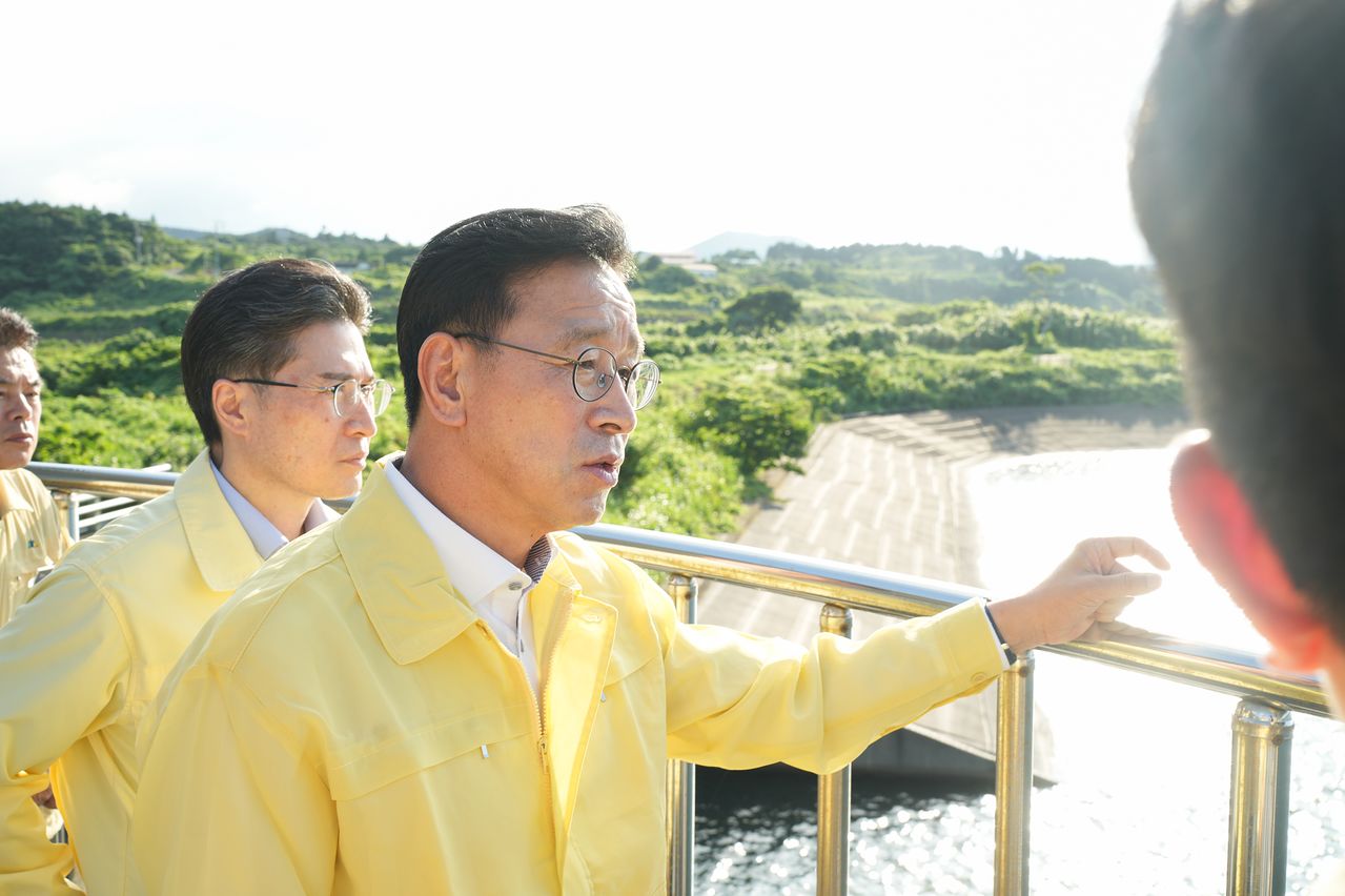위성곤 제주지사가 지난달 27일 오후 5시 30분 서귀포시 표선면 성읍저수지를 방문해 저수량과 농업용수 공급 상황을 점검했다. 사진 제주도