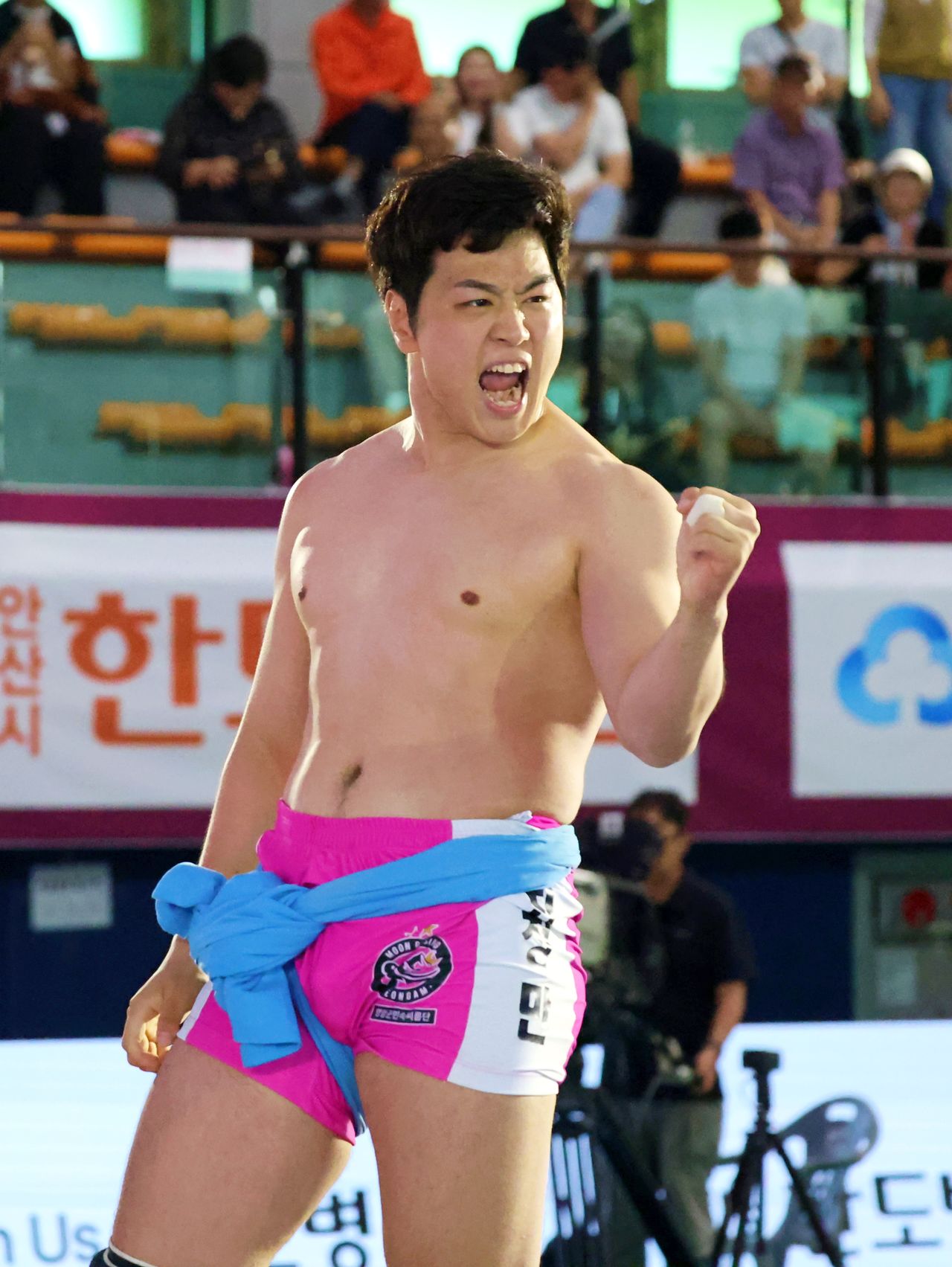 2026 문경오미자장사씨름대회에서 금강급 정상에 오른 직후 포효하는 최정만. 사진 대한씨름협회