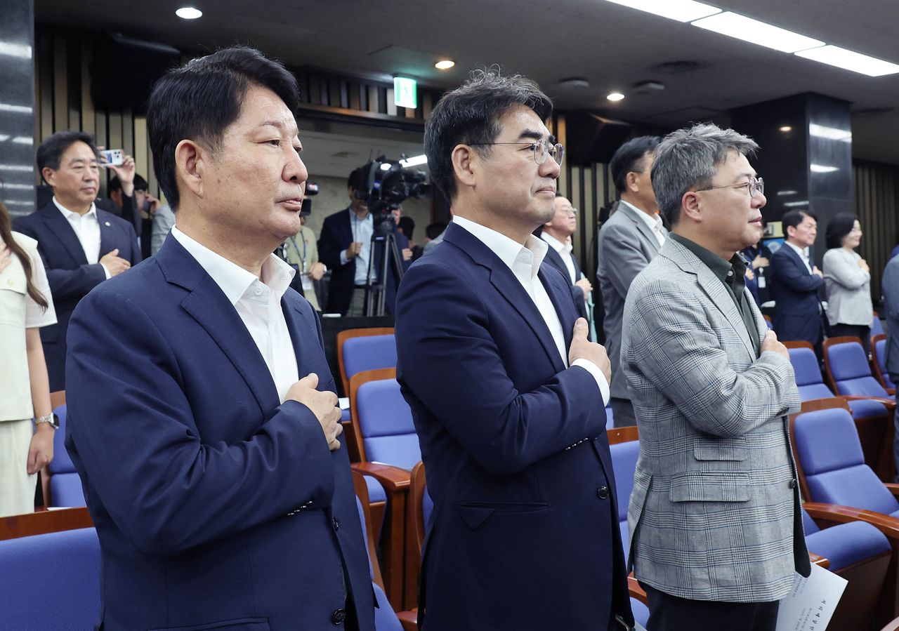 권영진 의원(왼쪽부터), 이성권 의원, 박정하 의원이 지난달 30일 국회에서 열린 국민의힘 의원총회에서 국민의례를 하고 있다. 세 의원 모두 대안과미래 소속이다. 임현동 기자