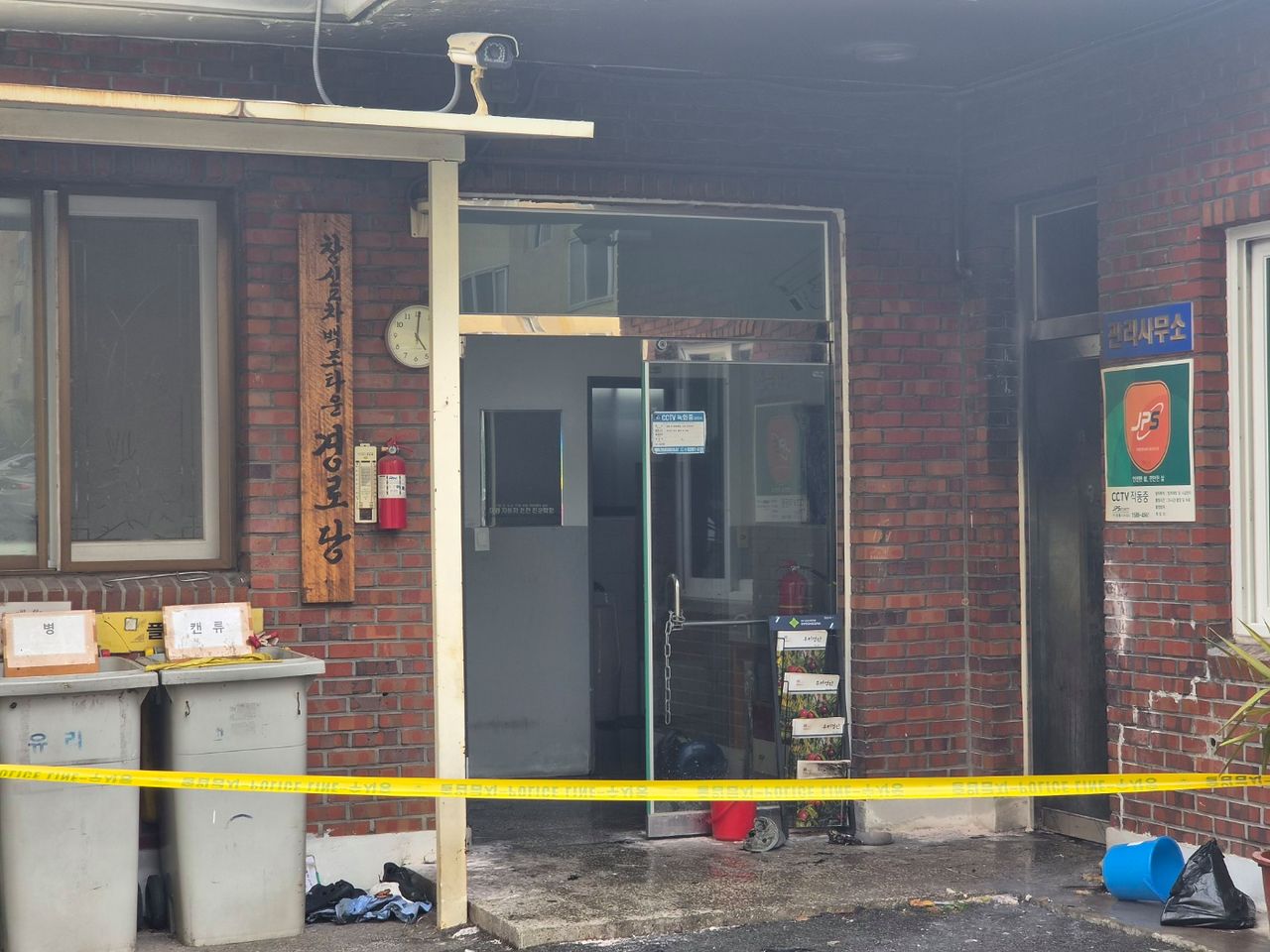 지난달 23일 경북 경산시 사동 한 아파트 관리실에서 화재가 발생해 출입구 등이 그을려진 모습. 경찰은 한 입주민이 관리실에 불을 지른 것으로 보고 사고 경위를 조사하고 있다. 김정석 기자