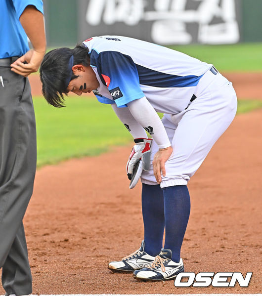 [OSEN=부산, 이석우 기자] 31일 부산 사직야구장에서 2026 신한 SOL KBO 리그 롯데 자이언츠와 삼성 라이온즈의 경기가 열렸다. 홈팀 롯데는 김진욱이, 방문팀 삼성은 원태인이 선발 출전했다.롯데 자이언츠 황성빈이 1회초 2루수 앞 내야 안타를 치고 1루에 진루, 더위를 참지 못하고 어지럼증을 호소하고 있다. 2026.07.31 / foto0307@osen.co.kr