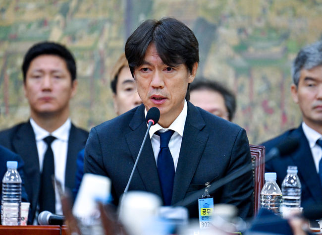 [OSEN=박준형 기자] 30일 서울 여의도 국회에서 문화체육관광위원회의 대한축구협회 현안 관련 청문회가 진행됐다.이날 청문회에는 홍명보 전 대한민국 축구대표팀 감독과 정몽규 전 대한축구협회장이 참석했다.홍명보 전 축구대표팀 감독이 질의에 답하고 있다.   2026.07.30 / soul1014@osen.co.kr  <사진=국회사진기자단>