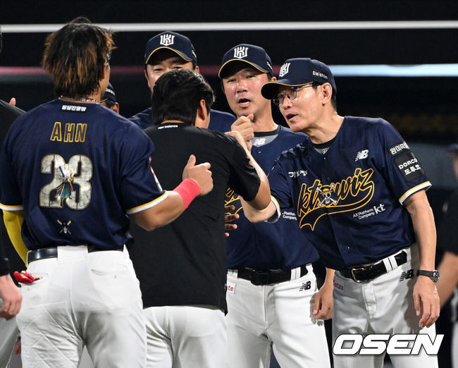 [OSEN=수원, 이대선 기자] KT는 31일 수원 KT 위즈파크에서 열린 2026 신한 SOL KBO리그 한화와의 경기에서 5-3으로 승리했다. 경기 종료 후 KT 이강철 감독이 선수들과 승리의 기쁨을 나누고 있다. 2026.07.31 /sunday@osen.co.kr