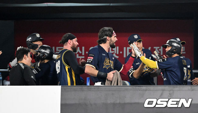 [OSEN=수원, 이대선 기자] 31일 수원 KT위즈파크에서 2026 신한 SOL KBO리그 KT 위즈와 한화 이글스의 경기가 열렸다.이날 KT는 소형준, 한화는 류현진을 선발로 내세웠다.6회말 1사 2,3루에서 KT 한승택의 우중간 2타점 적시타 때 홈을 밟은 허경민, 김상수가 더그아웃에서 환호하고 있다. 2026.07.31 /sunday@osen.co.kr