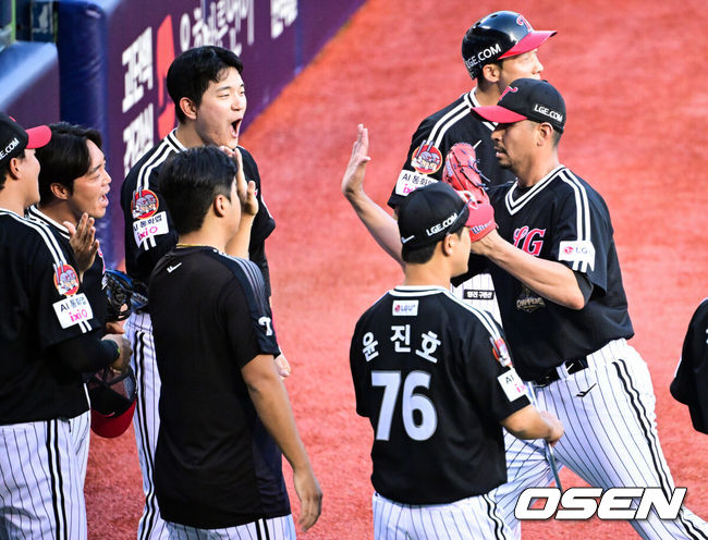 [OSEN=잠실, 조은정 기자]1일 서울 잠실야구장에서 2026 신한 SOL KBO리그 두산 베어스와 LG 트윈스의 경기가 열렸다.이날 두산은 곽빈, LG는 카라스코를 선발로 내세웠다. 5회말 이닝을 마친 LG 카라스코가 더그아웃으로 향하고 있다. 2026.08.01 /cej@osen.co.kr