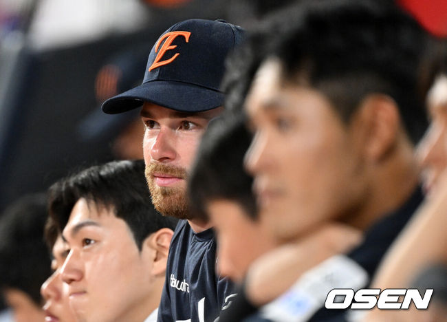 [OSEN=수원, 이대선 기자] 31일 수원 KT위즈파크에서 2026 신한 SOL KBO리그 KT 위즈와 한화 이글스의 경기가 열렸다.이날 KT는 소형준, 한화는 류현진을 선발로 내세웠다.한화 짐머맨이 더그아웃에서 경기를 바라보고 있다. 2026.07.31 /sunday@osen.co.kr