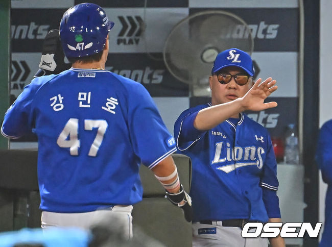 [OSEN=부산, 이석우 기자] 31일 부산 사직야구장에서 2026 신한 SOL KBO 리그 롯데 자이언츠와 삼성 라이온즈의 경기가 열렸다. 홈팀 롯데는 김진욱이, 방문팀 삼성은 원태인이 선발 출전했다.삼성 라이온즈 강민호가 6회초 2사 만루 구자욱의 좌익수 왼쪽 2타점 2루타때 득점을 올리고 박진만 감독과 하이파이브를 하고 있다. 2026.07.31 / foto0307@osen.co.kr