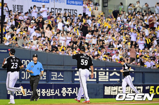 [OSEN=잠실, 조은정 기자]1일 서울 잠실야구장에서 2026 신한 SOL KBO리그 두산 베어스와 LG 트윈스의 경기가 열렸다.이날 두산은 곽빈, LG는 카라스코를 선발로 내세웠다. 7회말 무실점으로 이닝을 마친 LG 카라스코가 더그아웃으로 향하고 있다. 2026.08.01 /cej@osen.co.kr