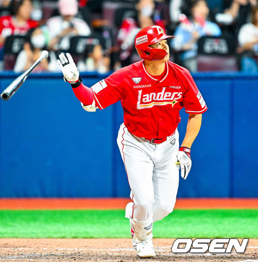 [OSEN=고척, 민경훈 기자] 1일 오후 서울 고척스카이돔에서 2026 신한 SOL KBO리그 키움 히어로즈와 SSG 랜더스의 경기가 열렸다.이날 키움은 김윤하, SSG은 타케다를 선발로 내세웠다.5회초 1사 주자 1,2루 SSG 김재환이 우중월 스리런 홈런을 때리고 있다. 2026.08.01 / rumi@osen.co.kr