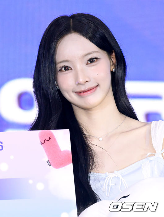 [OSEN=조은정 기자]캐릭터 라이선싱 페어·보드게임콘 2026' 개막식이 16일 서울 강남구 코엑스에서 진행됐다.문화체육관광부가 주최하고 한국콘텐츠진흥원과 코엑스가 공동 주관하는 행사로, 올해는 '넓히다: 콘텐츠 지식재산'을 주제로 캐릭터가 다양한 산업과 결합해 새로운 부가가치를 만드는 사례를 선보인다.개막식에 참석한 홍보대사 리센느 원이가 포즈를 취하고 있다. 2026.07.16 /cej@osen.co.kr