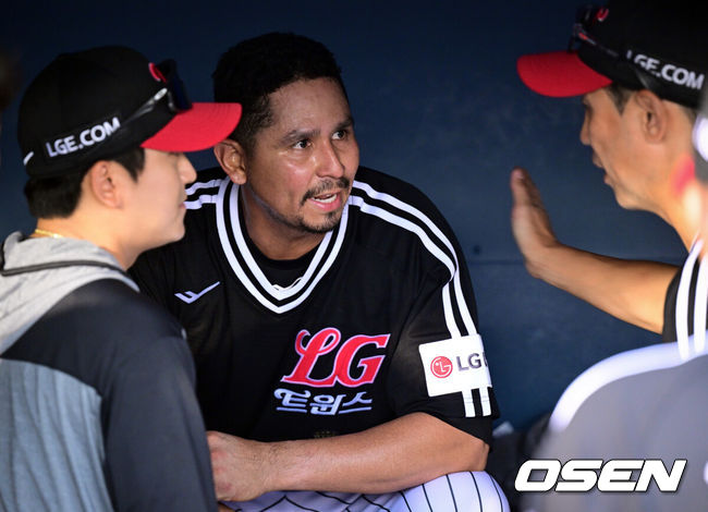 [OSEN=잠실, 조은정 기자]1일 서울 잠실야구장에서 2026 신한 SOL KBO리그 두산 베어스와 LG 트윈스의 경기가 열렸다.이날 두산은 곽빈, LG는 카라스코를 선발로 내세웠다. LG 카라스코가 6회말 이닝을 마친 뒤 김광삼 코치와 대화를 하고 있다. 2026.08.01 /cej@osen.co.kr