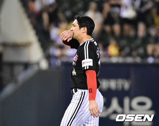 [OSEN=잠실, 조은정 기자]1일 서울 잠실야구장에서 2026 신한 SOL KBO리그 두산 베어스와 LG 트윈스의 경기가 열렸다.이날 두산은 곽빈, LG는 카라스코를 선발로 내세웠다. 연장 11회초 2사 만루에서 LG 오지환이 파울플라이로 물러난 뒤 아쉬워하고 있다. 2026.08.01 /cej@osen.co.kr