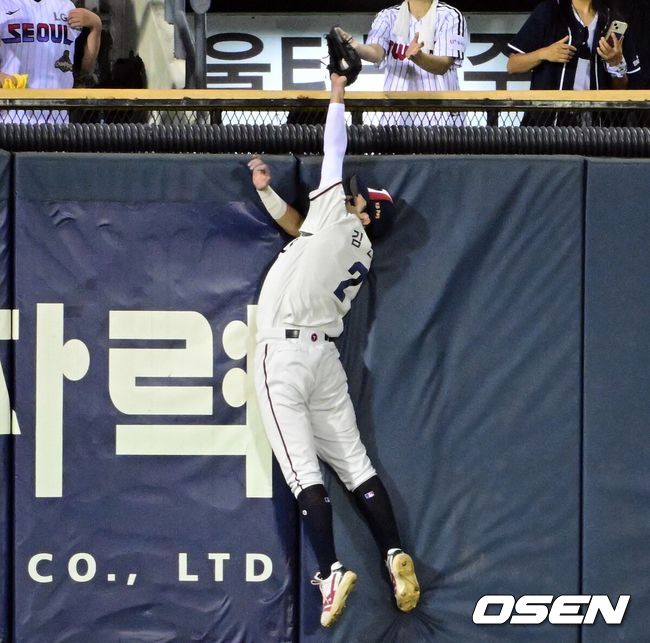 [OSEN=잠실, 조은정 기자]1일 서울 잠실야구장에서 2026 신한 SOL KBO리그 두산 베어스와 LG 트윈스의 경기가 열렸다.이날 두산은 곽빈, LG는 카라스코를 선발로 내세웠다. 9회초 2사에서 두산 좌익수 김민석이 LG 오지환의 타구에 슈퍼캐치를 선보이고 있다. 2026.08.01 /cej@osen.co.kr