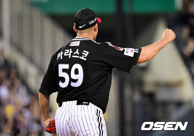 [OSEN=잠실, 조은정 기자]1일 서울 잠실야구장에서 2026 신한 SOL KBO리그 두산 베어스와 LG 트윈스의 경기가 열렸다.이날 두산은 곽빈, LG는 카라스코를 선발로 내세웠다. 7회말 2사에서 LG 카라스코가 오지환의 수비에 기뻐하고 있다. 2026.08.01 /cej@osen.co.kr