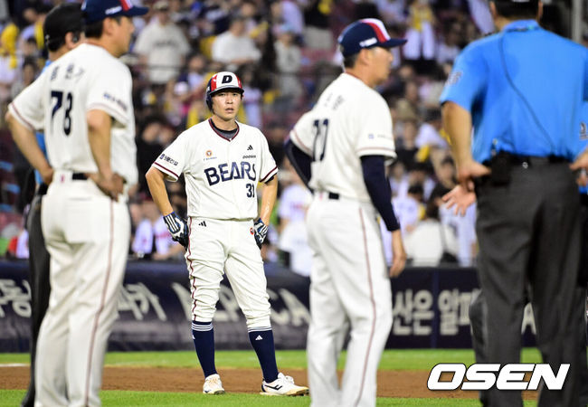 [OSEN=잠실, 조은정 기자]1일 서울 잠실야구장에서 2026 신한 SOL KBO리그 두산 베어스와 LG 트윈스의 경기가 열렸다.이날 두산은 곽빈, LG는 카라스코를 선발로 내세웠다.연장 11회말 1사 2루 박찬호의 땅볼 상황에서 2루주자 정수빈이 3피트 위반으로 아웃 됐다. 김원형 감독의 항의를 바라보고 있는 정수빈. 2026.08.01 /cej@osen.co.kr