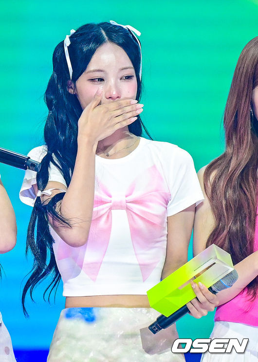 [OSEN=최규한 기자] 14일 오후 서울 상암동 SBS프리즘타워에서 SBS LIFE ‘THE SHOW(더쇼)’ 생방송이 진행됐다.이날 무대는 Ayumu Imazu, 아홉, 리센느, 베이온, 해나, 정대현, 유스피어, 제혁, 이예지, 주니엘 , 장한음, UDTT(우당탕탕소녀단), 프림로즈, 클라시, 아이멧유, 키비츠 등이 무대에 올라 멋진 퍼포먼스를 선보였다.걸그룹 리센느 원이가 더쇼 초이스를 거머쥔 뒤 눈물을 흘리고 있다. 2026.07.14 / dreamer@osen.co.kr