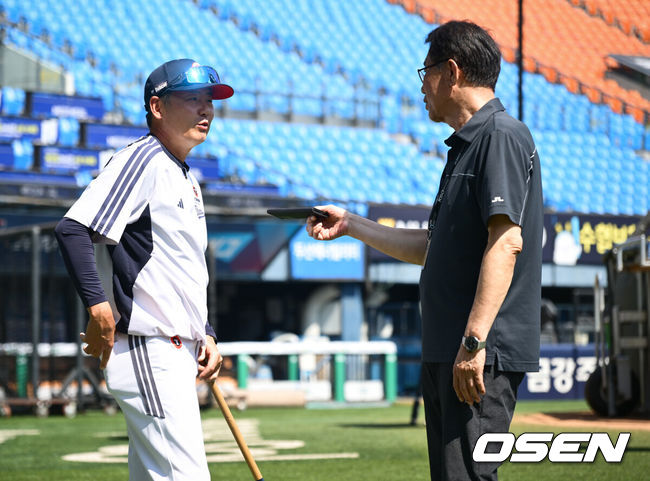 [OSEN=잠실, 조은정 기자]2일 서울 잠실야구장에서 2026 신한 SOL KBO리그 두산 베어스와 LG 트윈스의 경기가 열린다.이날 두산은 벤자민, LG는 톨허스트를 선발로 내세웠다. 두산 김원형 감독이 김시진 경기감독관과 대화를 나누고 있다. 2026.08.02 /cej@osen.co.kr