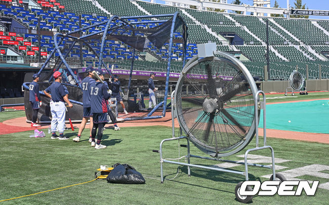 [OSEN=부산, 이석우 기자] 2일 부산 사직야구장에서 2026 신한 SOL KBO 리그 롯데 자이언츠와 삼성 라이온즈의 경기가 열린다. 홈팀 롯데는 비슬리가, 방문팀 삼성은 보스가 선발 출전한다.롯데 자이언츠 선수들이 대형 선풍기를 켜고 훈련을 하고 있다. 2026.08.02 / foto0307@osen.co.kr
