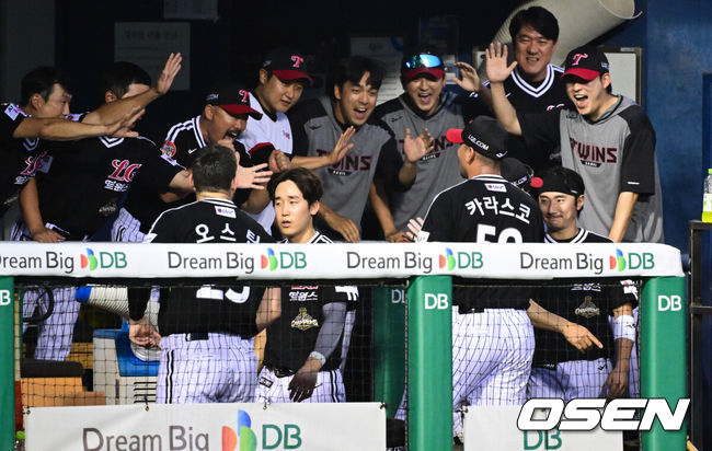 [OSEN=잠실, 조은정 기자]1일 서울 잠실야구장에서 2026 신한 SOL KBO리그 두산 베어스와 LG 트윈스의 경기가 열렸다.이날 두산은 곽빈, LG는 카라스코를 선발로 내세웠다. LG 카라스코가 7회말을 무실점으로 막아낸 뒤 더그아웃에서 환영을 받고 있다. 2026.08.01 /cej@osen.co.kr