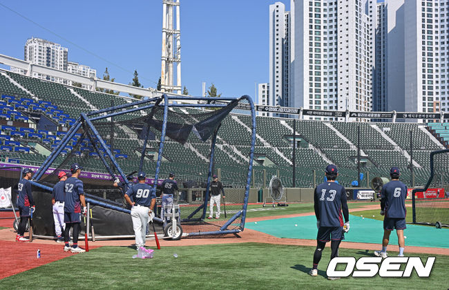 [OSEN=부산, 이석우 기자] 2일 부산 사직야구장에서 2026 신한 SOL KBO 리그 롯데 자이언츠와 삼성 라이온즈의 경기가 열린다. 홈팀 롯데는 비슬리가, 방문팀 삼성은 보스가 선발 출전한다.롯데 자이언츠 선수들이 폭염에도 훈련을 하고 있다. 2026.08.02 / foto0307@osen.co.kr