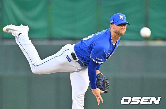 [OSEN=부산, 이석우 기자] 2일 부산 사직야구장에서 2026 신한 SOL KBO 리그 롯데 자이언츠와 삼성 라이온즈의 경기가 열렸다. 홈팀 롯데는 비슬리가, 방문팀 삼성은 보스가 선발 출전했다.삼성 라이온즈 선발 투수 보스가 역투하고 있다. 2026.08.02 / foto0307@osen.co.kr