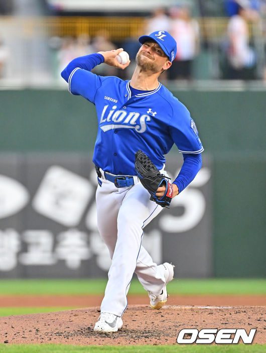 [OSEN=부산, 이석우 기자] 2일 부산 사직야구장에서 2026 신한 SOL KBO 리그 롯데 자이언츠와 삼성 라이온즈의 경기가 열렸다. 홈팀 롯데는 비슬리가, 방문팀 삼성은 보스가 선발 출전했다.삼성 라이온즈 선발 투수 보스가 역투하고 있다. 2026.08.02 / foto0307@osen.co.kr